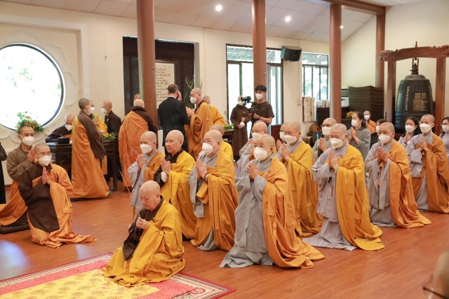 Phân ban Ni giới Trung ương viếng tang Thiền sư Thích Nhất Hạnh